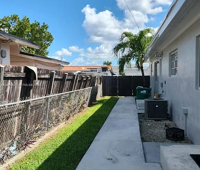 3533 SW 91st Ave #A — Photo 2