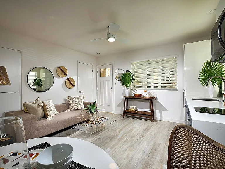 Newly Renovated Community 2 Blocks From The Beach! — Photo 24