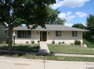 3875 Creston St, Dubuque, IA 52002