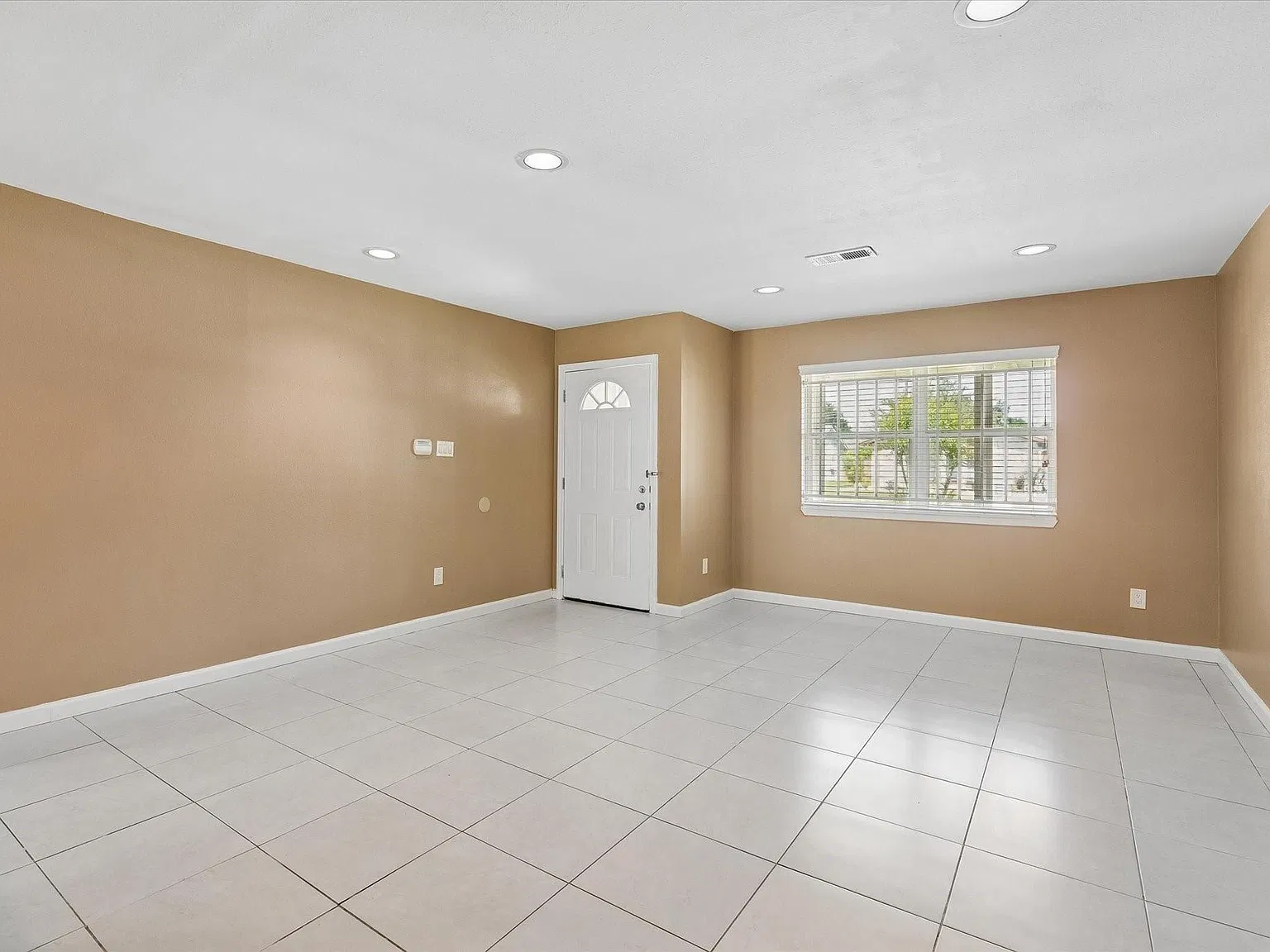 3 bed, 2.0 bath, 1619 sqft, $1,995 — Photo 2