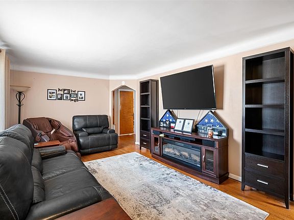 4th image of 22724 Oconnor St
