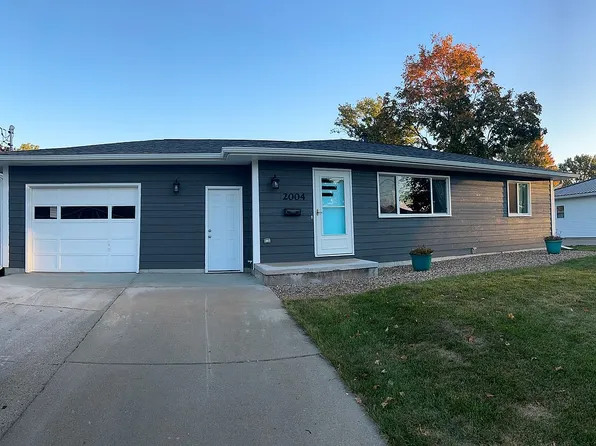 2004 N 2nd Ave E, Newton, IA 50208