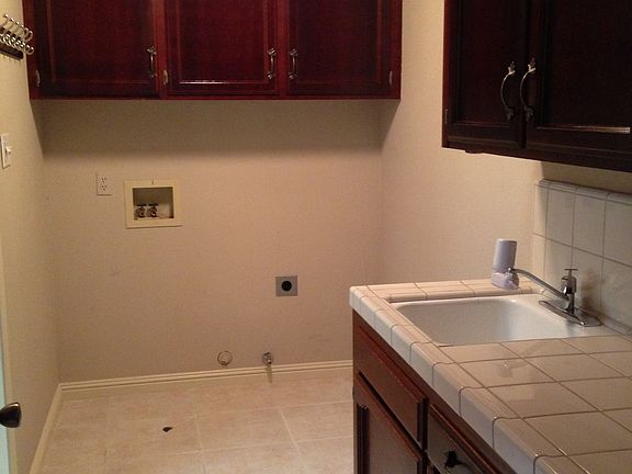 5th image of 1167 E Muncie Ave