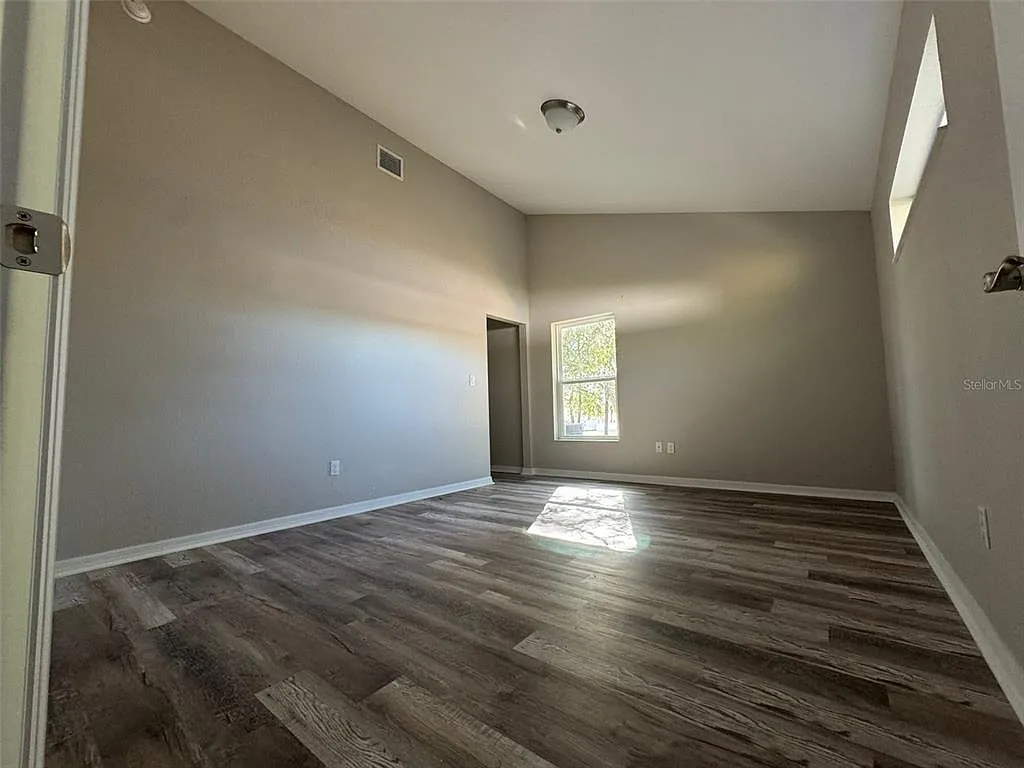 3 bed, 2.0 bath, 1393 sqft, $2,200 — Photo 3