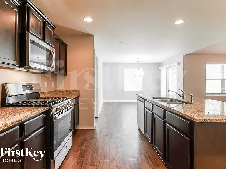 4631 Woodford Cir — Photo 8