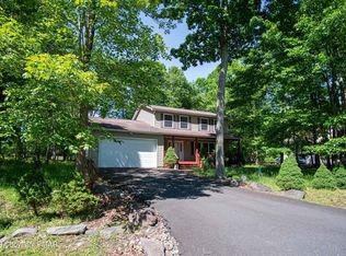 110 Swartsburo Dr, Bushkill, PA 18371