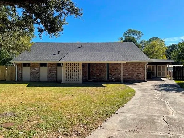 215 Cambridge Ct, New Orleans, LA 70131