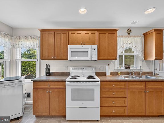 5th image of 4 Bauer Ave