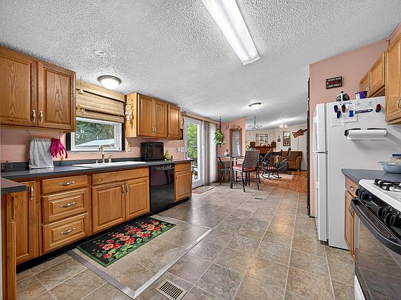3rd image of 815 Hayden Rd