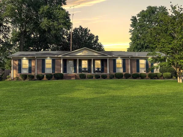 105 Colonial Dr, Greenwood, SC 29649