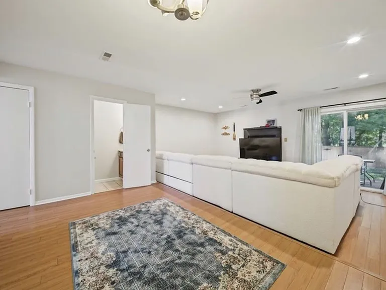 719 Waters Dr — Photo 3
