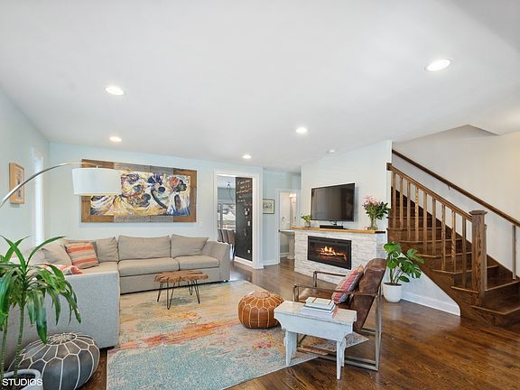 3rd image of 1119 S Harvey Ave