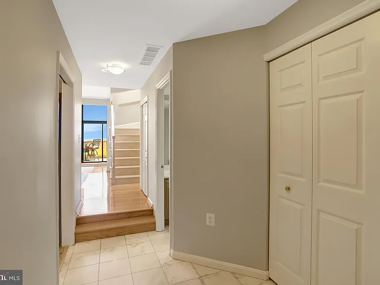 1301 N Courthouse Rd #1805 — Photo 11