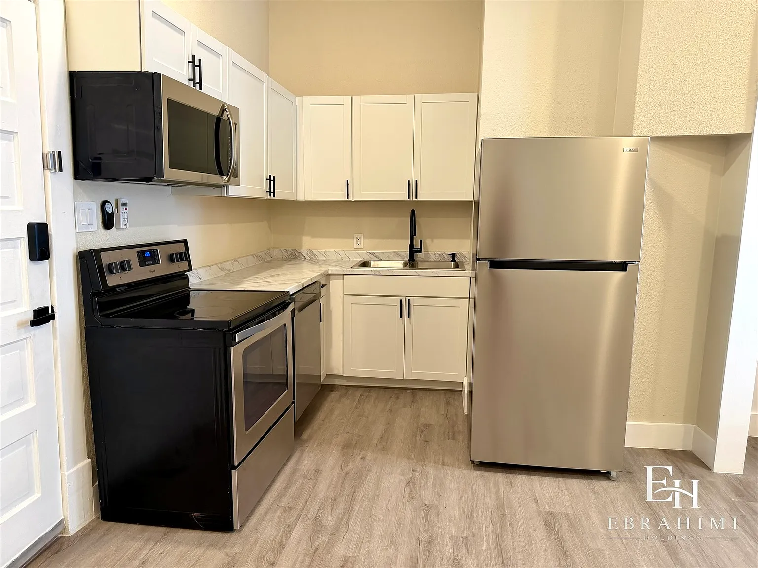 Studio, 400 sqft, $900 — Photo 3