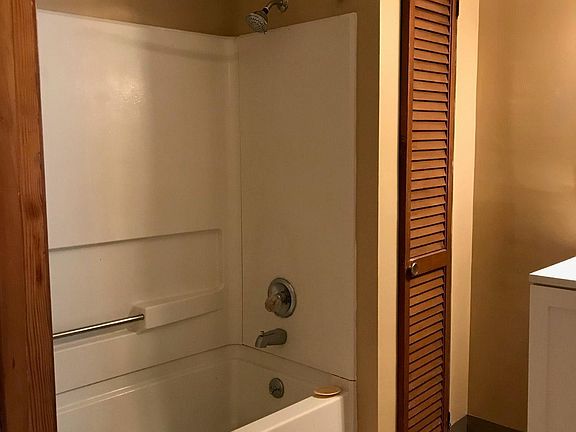 5th image of 64 Hawthorne Ave APT 4