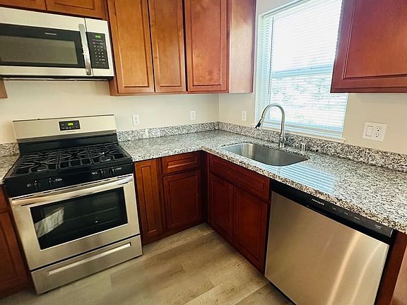 2nd image of 575-579 Racquet Way #19588df58