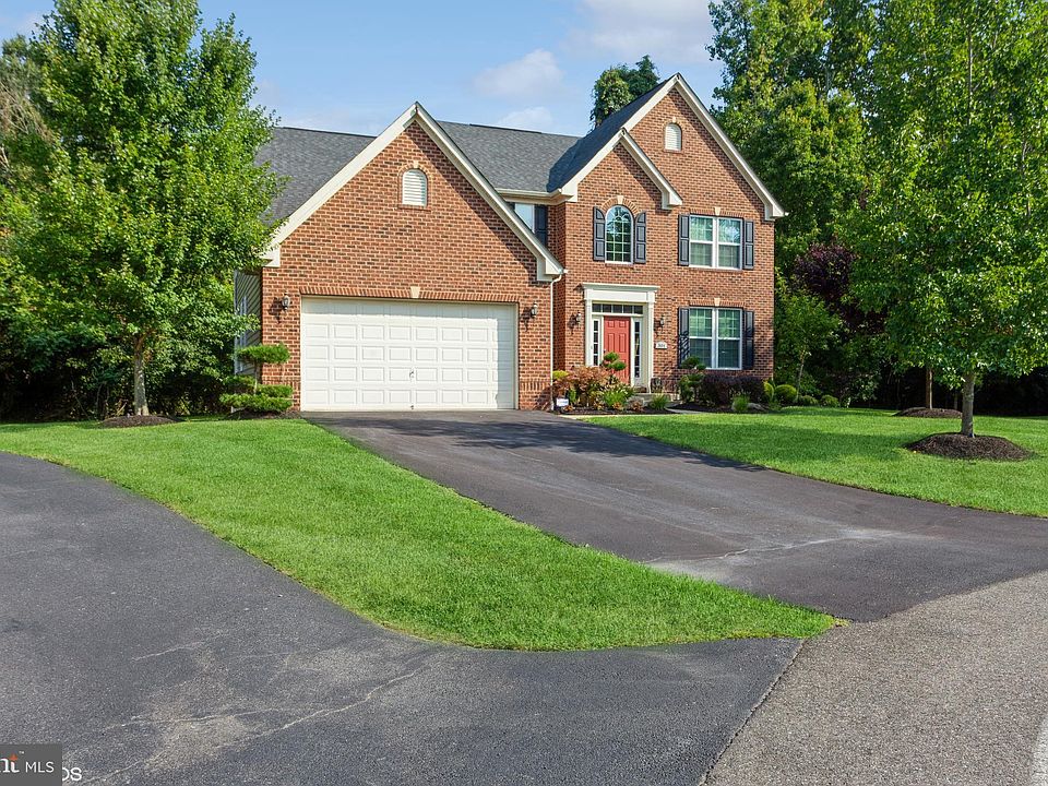 2nd image of 301 Thebes Ln