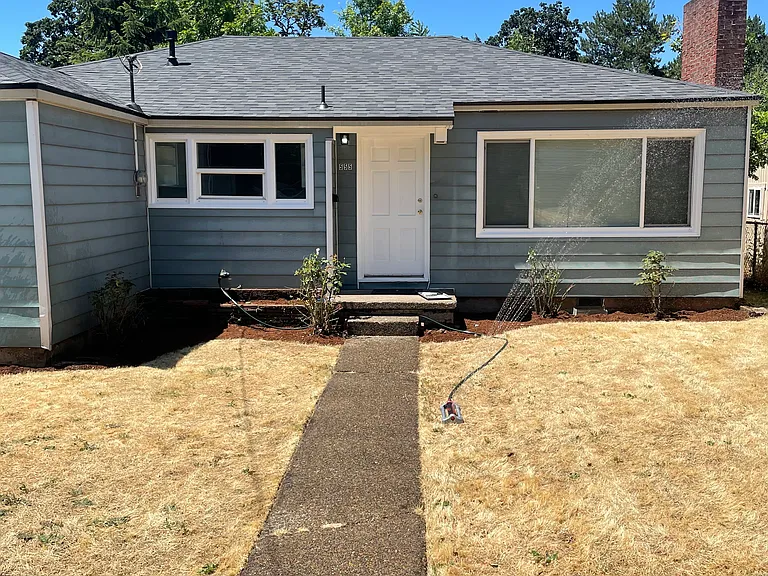 555 16th St SE — Photo 2