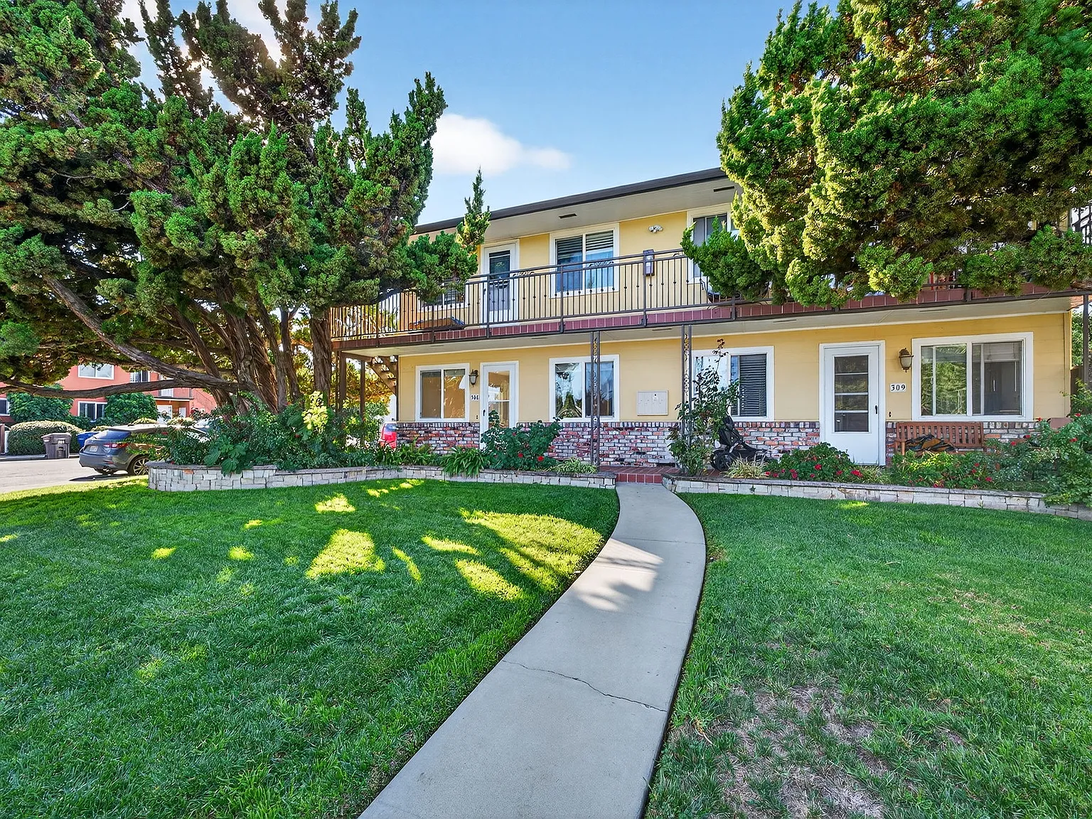 305 Kuehnis Dr — Photo 1