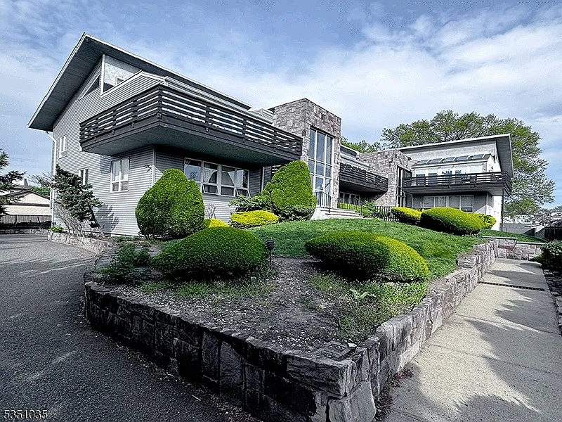 2 bed, 1.0 bath, $2,600 — Photo 1