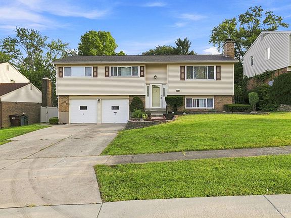 2nd image of 1882 Fallbrook Ln