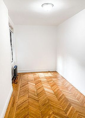5th image of 225 W 71st St #51