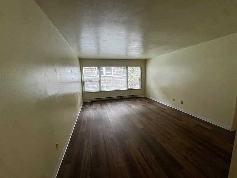 Avante Apartments - Charming, Centrally Located Building with Off Street Parking! — Photo 4