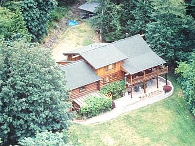 This wonderful log house is a true celebration of wood with approximately 26,000 board feet of lumbe
