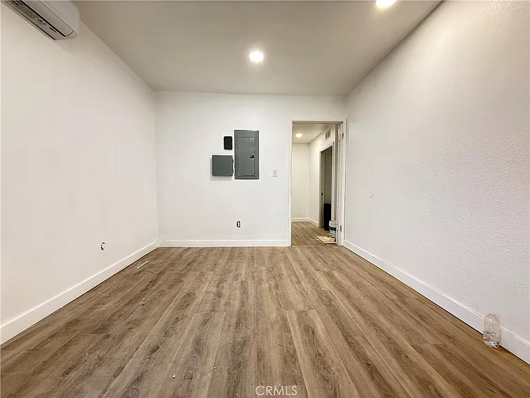 660 W 7th St — Photo 4