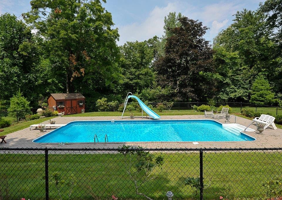 2nd image of 30 Pheasant Run Rd