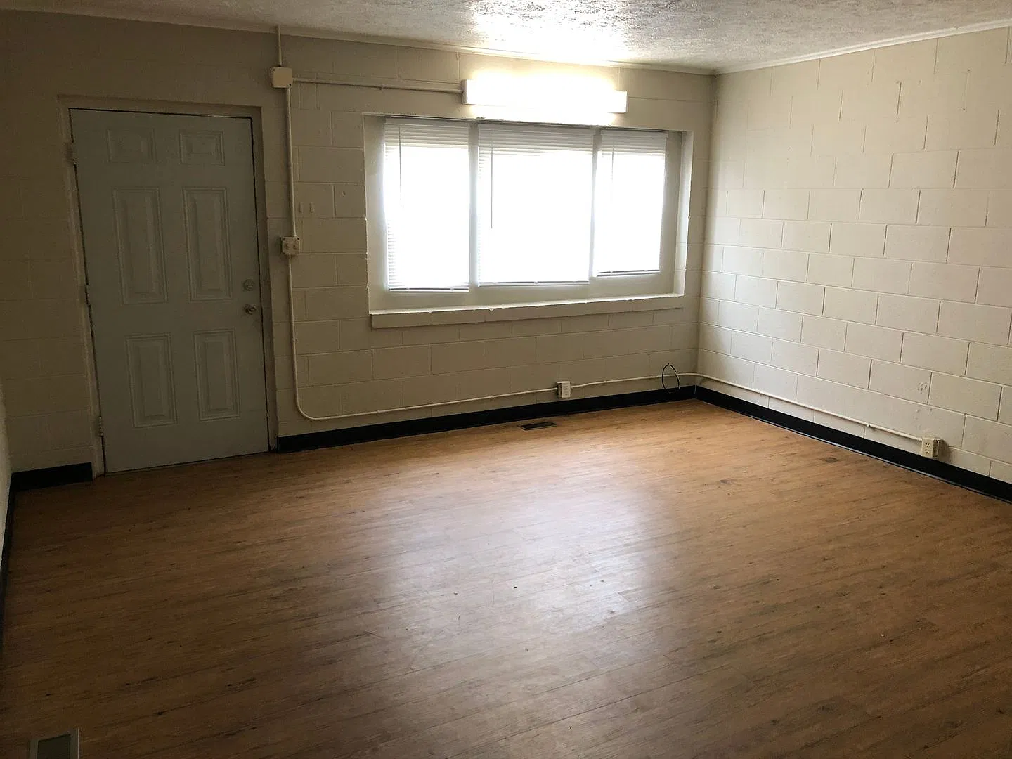 Spacious 2BR Apartment on Westside — Photo 2