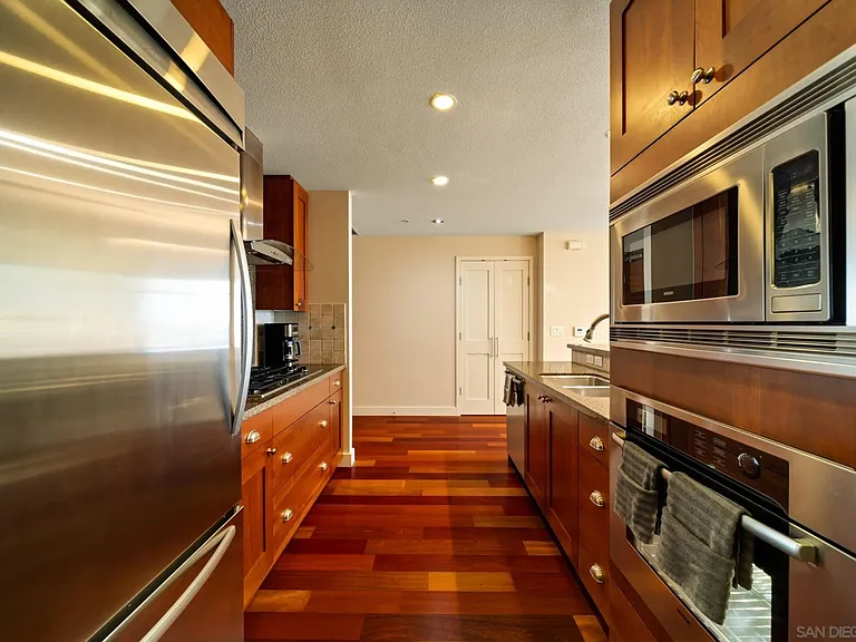 700 W East St #1502 — Photo 12