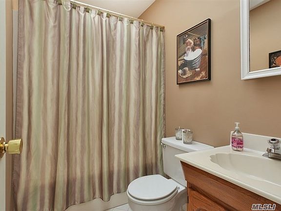 5th image of 228 Oak St