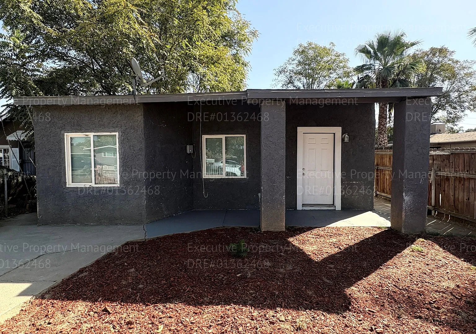 3 bedroom 1 bathroom house located near Decatur St and Oildale Dr — Photo 2