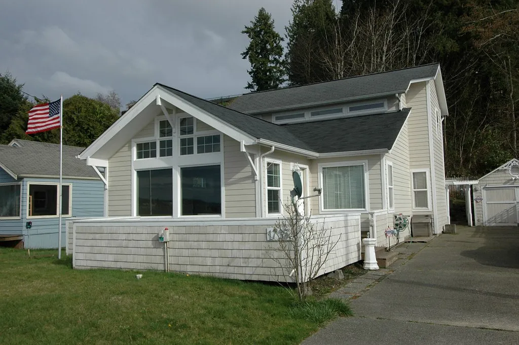 1751 Beach Dr E photo 1
