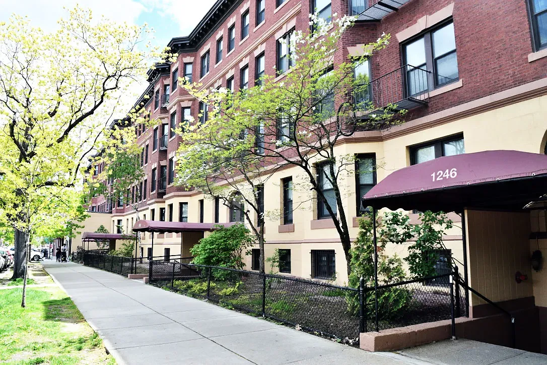 Flats on Comm — Photo 1