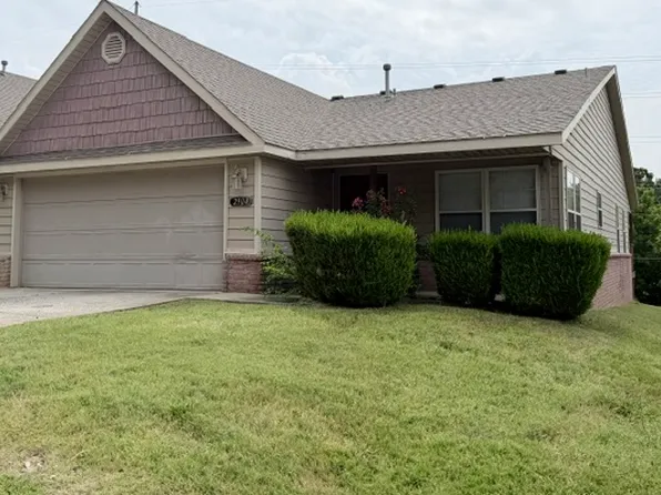 2904 W Old Farmington Rd, Fayetteville, AR 72704