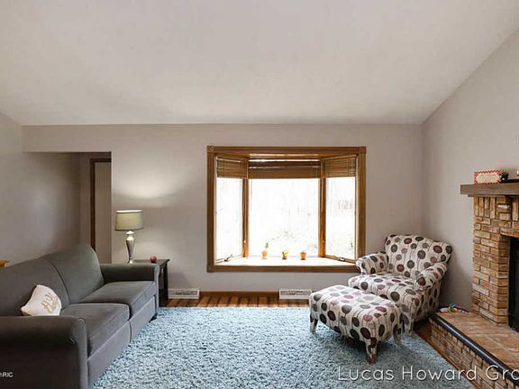 4th image of 1021 Red Coat Ln NE