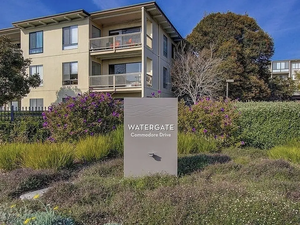 6 Commodore Dr #328