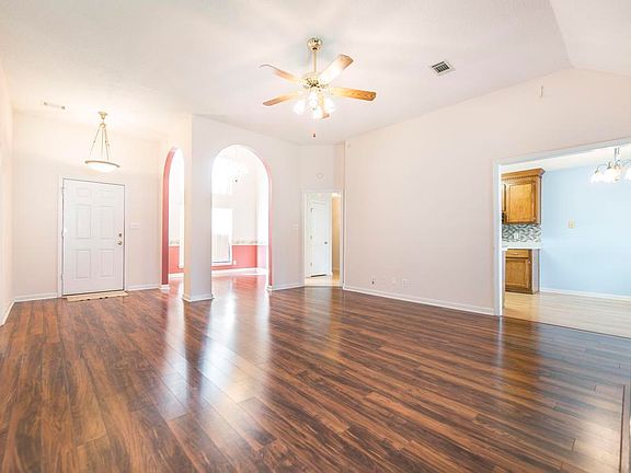3rd image of 105 Woodway Ln