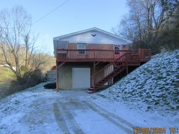 425 Pinnacle Lake Rd, Bluefield, WV 24701