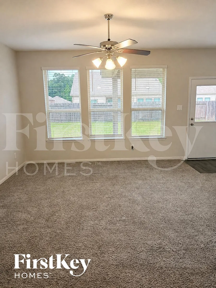 Building Photo - 15141 Meadow Gln S