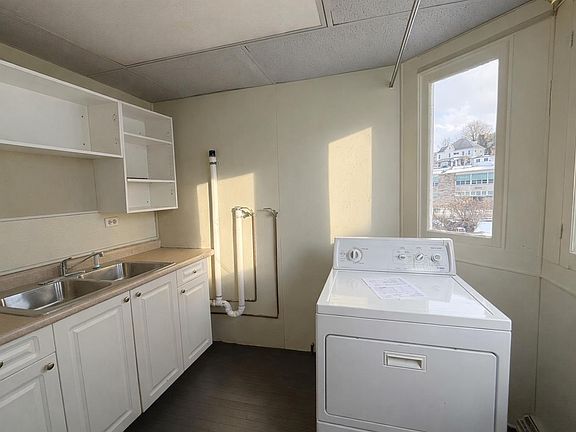 4th image of 301 Brown Ave #1