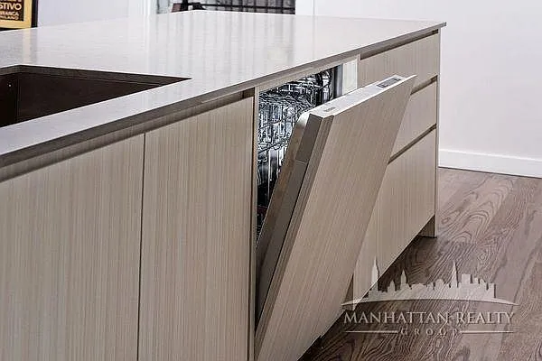 Rented by Manhattan Realty Group | media 26