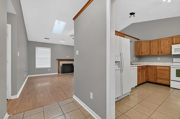 3 bed, 2.0 bath, 1212 sqft, $1,795 — Photo 3