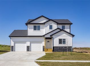 940 11th St, Waukee, IA 50263