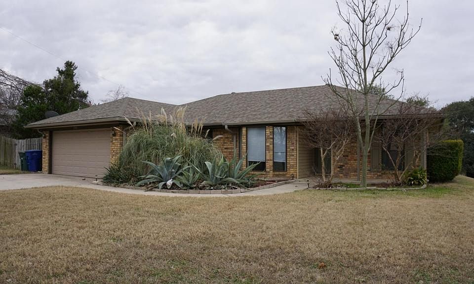 1st image of 2300 Phyllis Dr