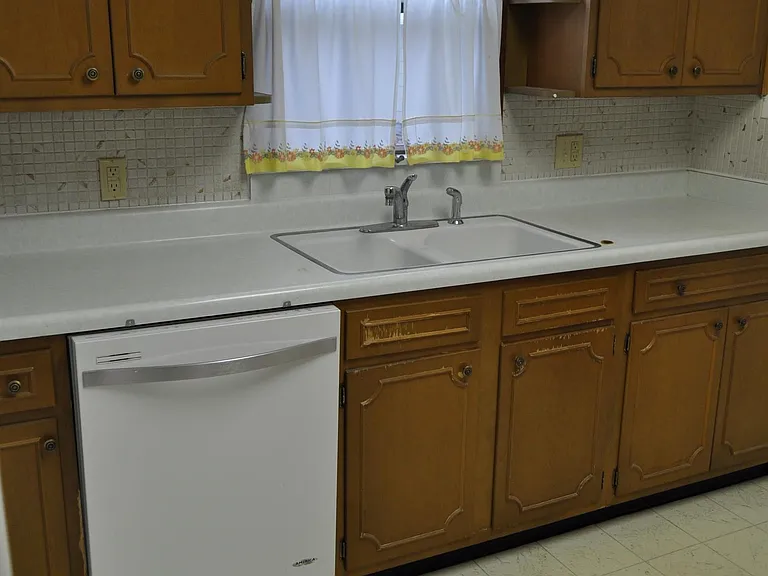 805 Robinson St — Photo 13