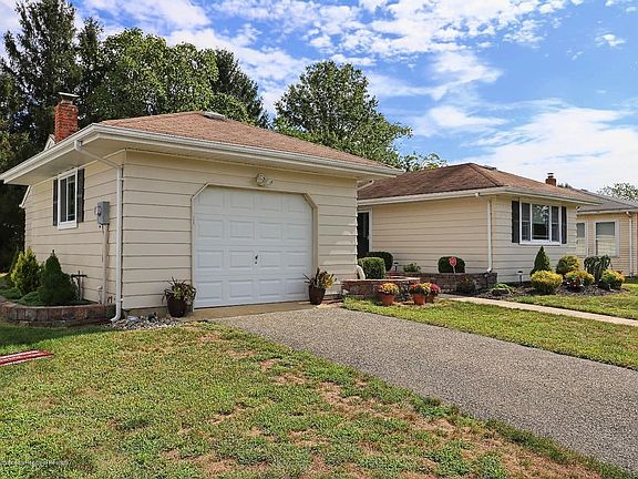 3rd image of 52 Castle Harbor Dr