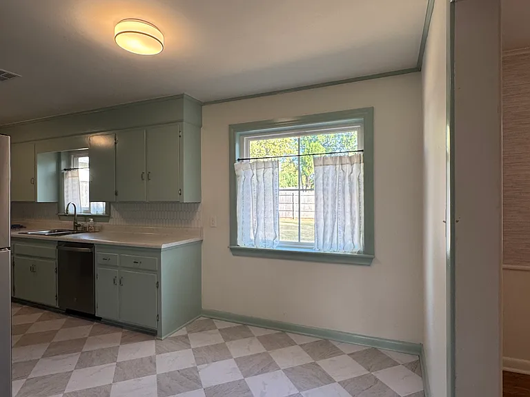 1803 Dorchester Dr — Photo 17
